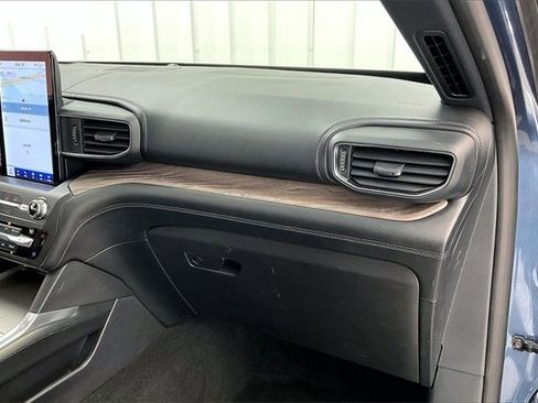 Used 2020 Ford Explorer Platinum w/ Premium Technology Package image 18