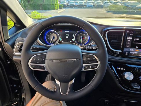 New 2027 Chrysler Pacifica Select AWD/4WD image 16