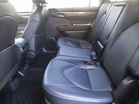 Used 2024 Toyota Highlander Limited AWD/4WD image 15