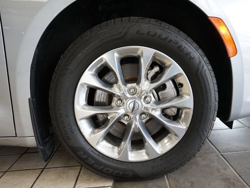 Used 2021 Chrysler Pacifica Touring-L w/ Uconnect Theater Family Group AWD/4WD image 61