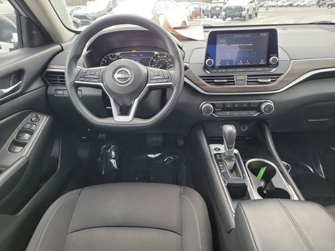 Used 2024 Nissan Altima 2.5 SV image 17