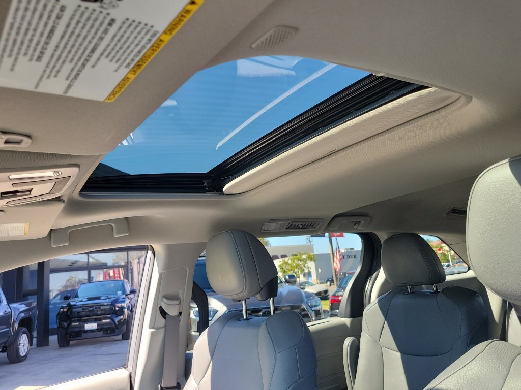 Used 2024 Toyota Sienna XLE FWD image 4