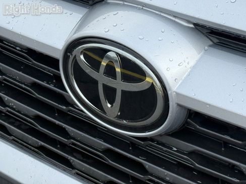 Used 2025 Toyota RAV4 XLE image 32