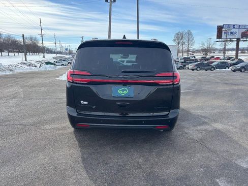 Used 2025 Chrysler Pacifica Limited image 4