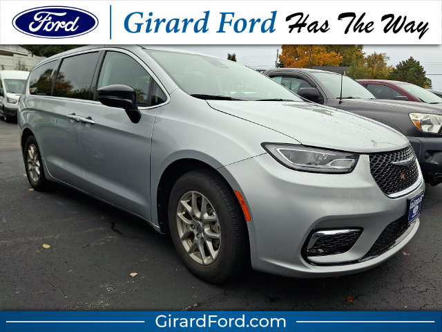 Used 2024 Chrysler Pacifica Touring-L FWD image 1