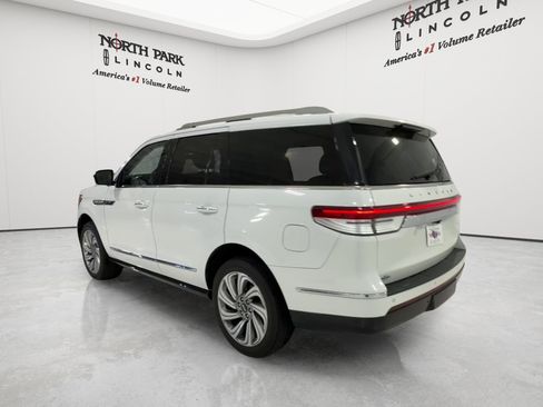 Used 2024 Lincoln Navigator Premiere AWD/4WD image 3