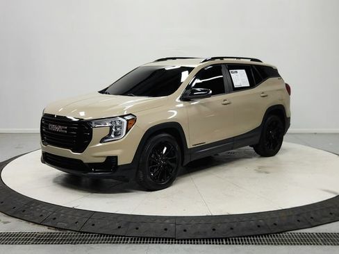 Used 2023 GMC Terrain SLE w/ Driver Convenience Package FWD image 4