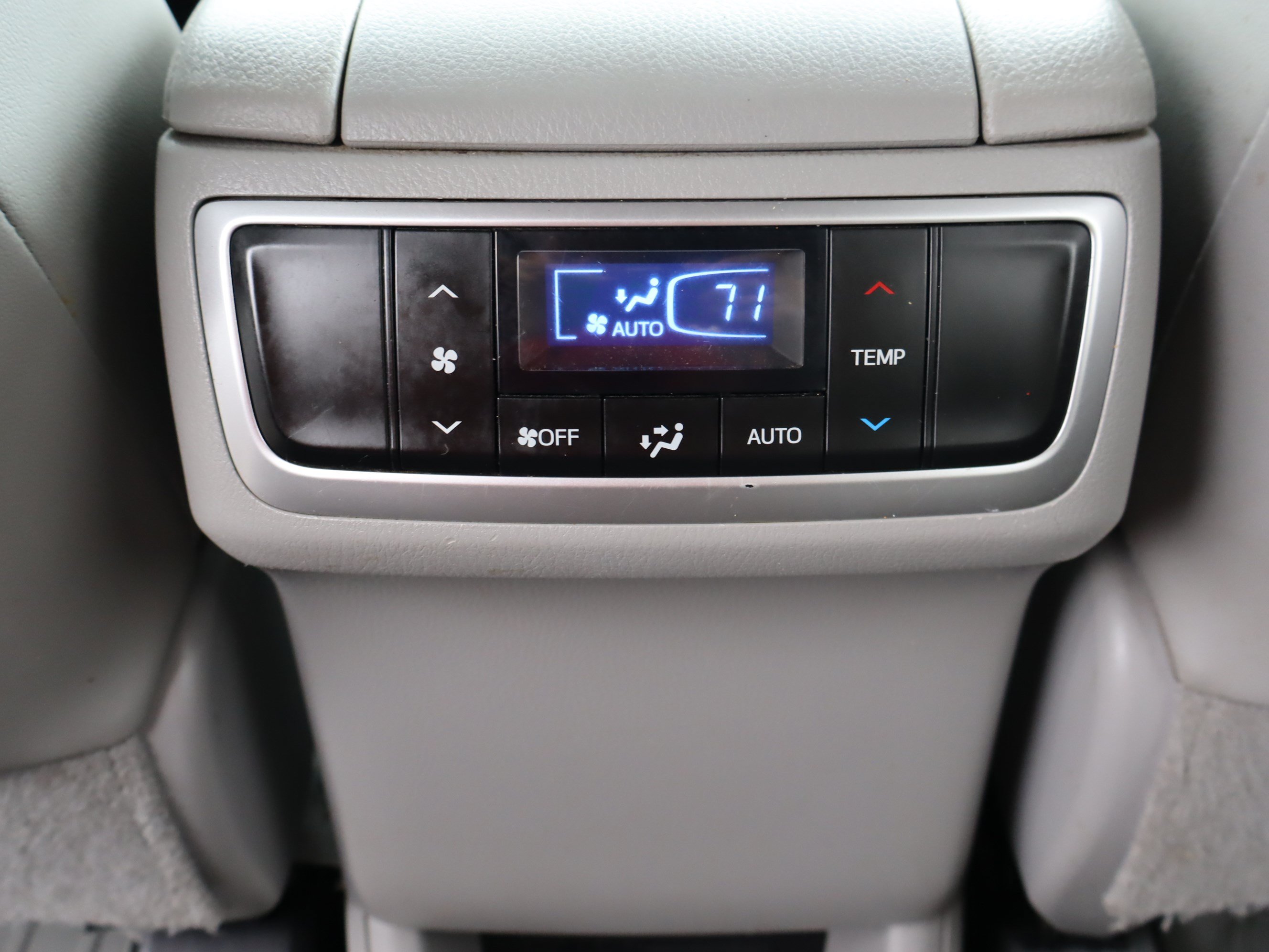 Used 2019 Toyota Highlander XLE FWD image 12