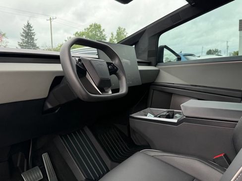 Used 2024 Tesla Cybertruck AWD Crew Cab image 31