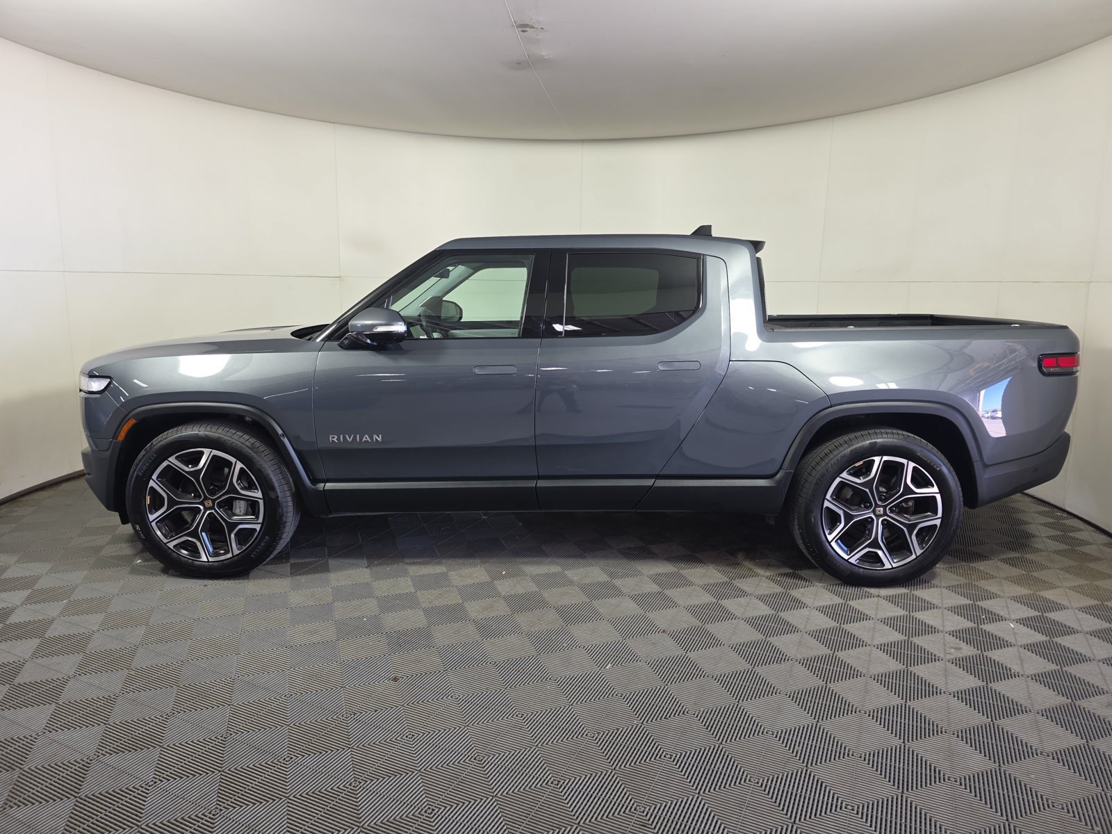 Used 2024 Rivian R1T Adventure Dual AWD/4WD image 2
