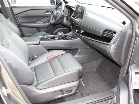 Used 2025 Nissan Rogue SL w/ SL Premium Package image 17