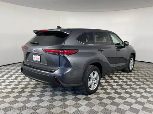 Used 2023 Toyota Highlander LE FWD image 22