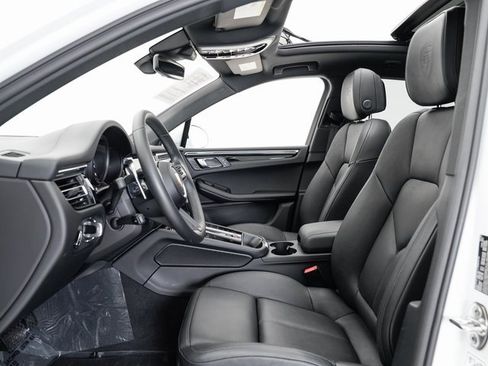 Used 2025 Porsche Macan image 6