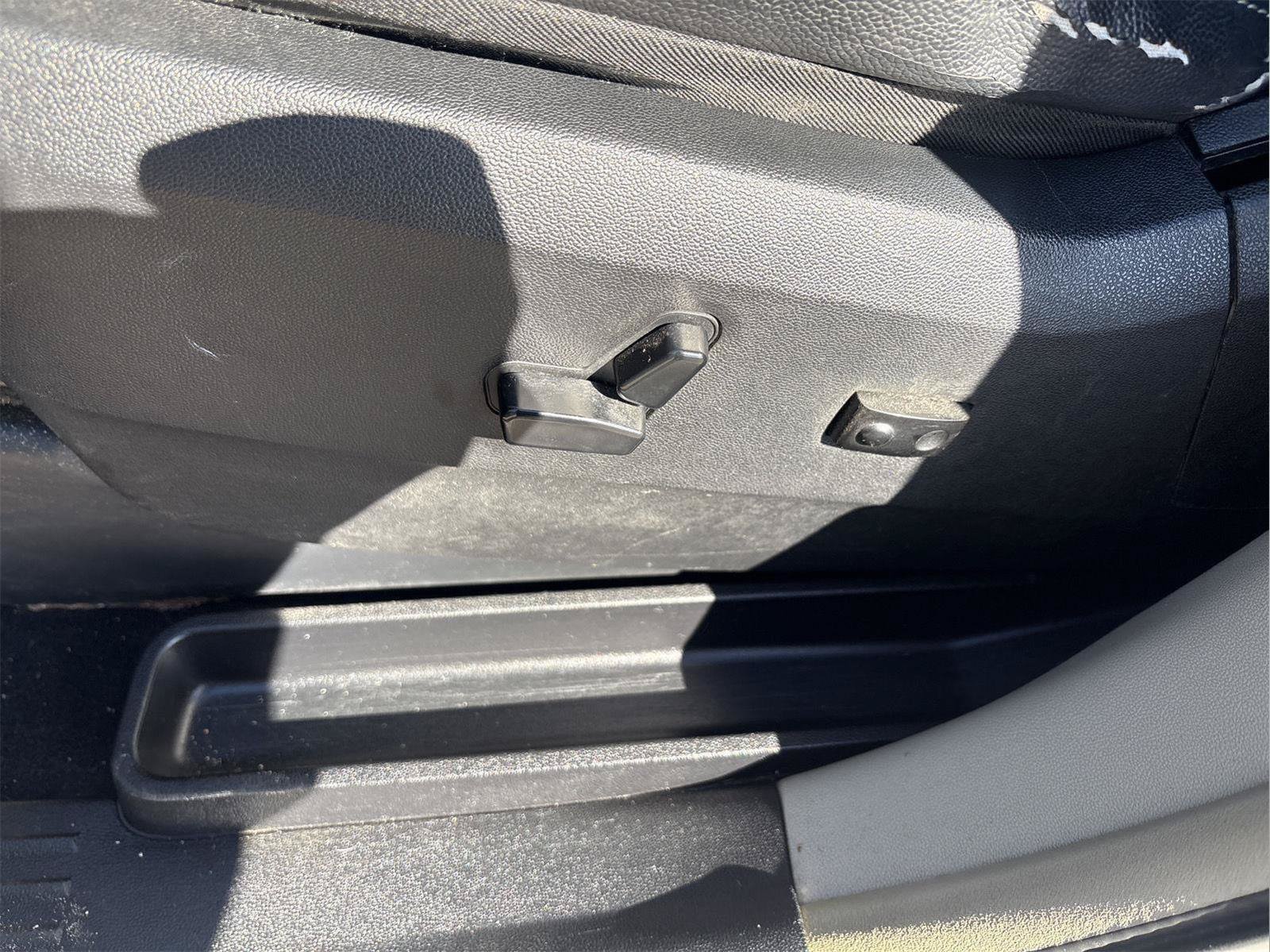 Used 2015 Chrysler Town & Country Touring FWD image 14
