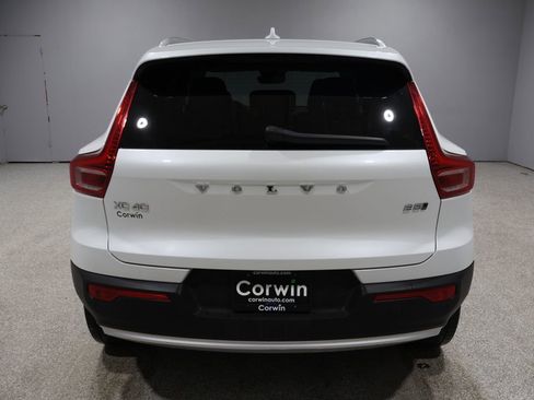 Used 2023 Volvo XC40 B5 Core image 3