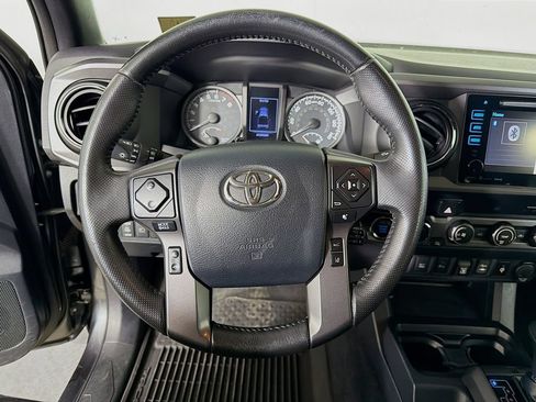 Used 2019 Toyota Tacoma TRD Off-Road w/ Technology Package AWD/4WD image 13