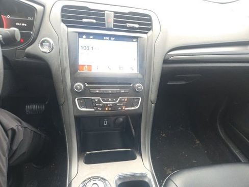 Used 2018 Ford Fusion SE w/ Equipment Group 201A FWD image 10