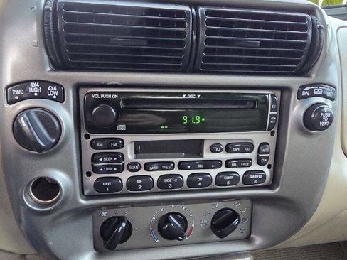 Used 2005 Ford Explorer Sport Trac XLT image 12