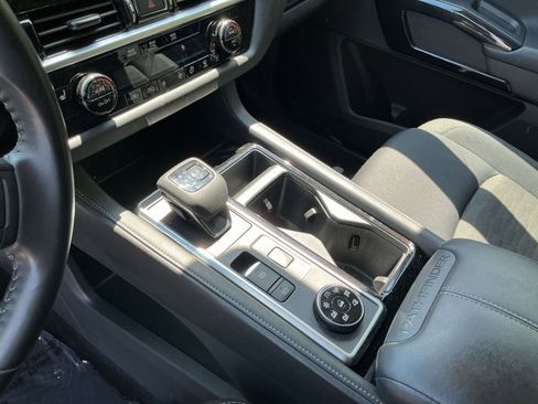 Used 2025 Nissan Pathfinder SV image 38