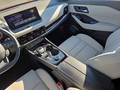 Used 2025 Nissan Rogue SL w/ Tech Package image 12