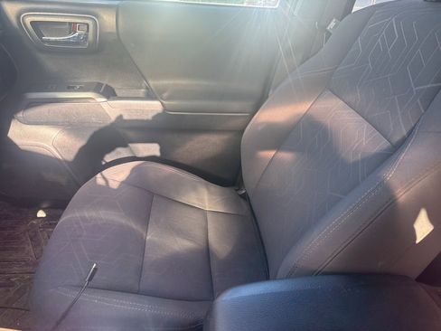 Used 2016 Toyota Tacoma TRD Sport image 10