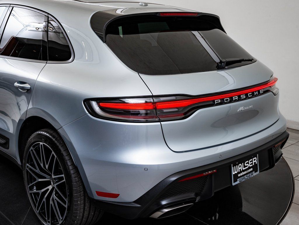 Certified 2025 Porsche Macan AWD/4WD image 20