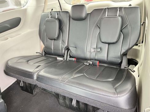 Used 2022 Chrysler Pacifica Touring-L image 24