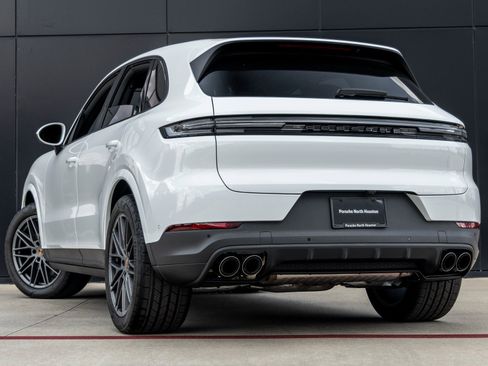 Certified 2025 Porsche Cayenne image 3