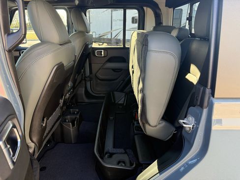 Used 2025 Jeep Gladiator Mojave w/ Convenience Group image 18