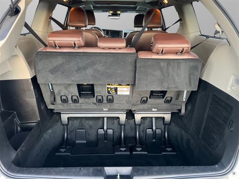 Used 2018 Toyota Sienna Limited image 5