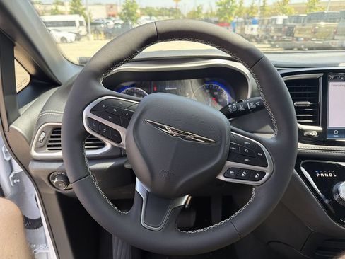 New 2026 Chrysler Pacifica Select FWD image 11