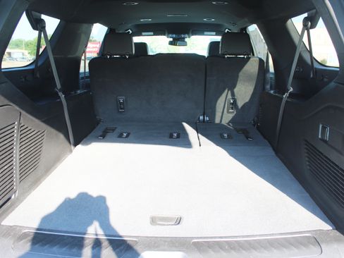 Used 2023 Chevrolet Suburban LT image 8