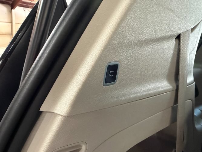Used 2024 Chrysler Pacifica Touring-L FWD image 30