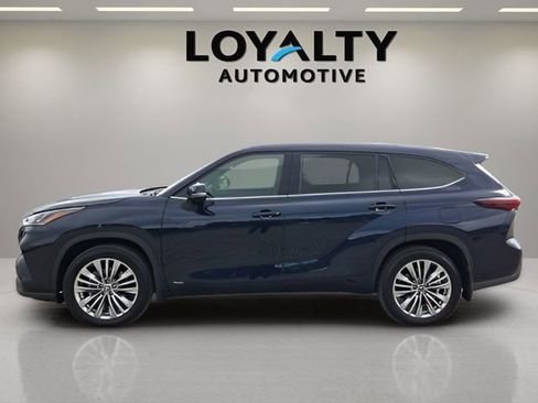Used 2024 Toyota Highlander Platinum image 2