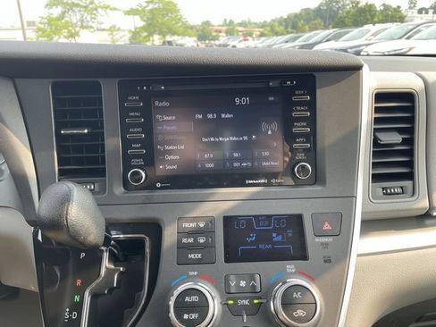 Used 2020 Toyota Sienna LE FWD image 17