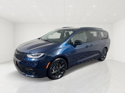 Certified 2025 Chrysler Pacifica Limited FWD image 2