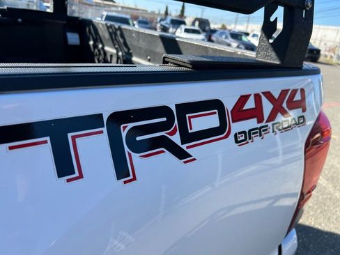Used 2019 Toyota Tacoma TRD Off-Road w/ Technology Package AWD/4WD image 29