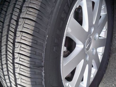 Used 2015 Chrysler Town & Country Touring image 9