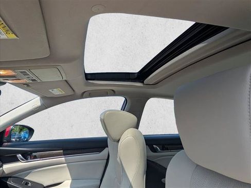 Used 2018 Honda Accord Touring image 16