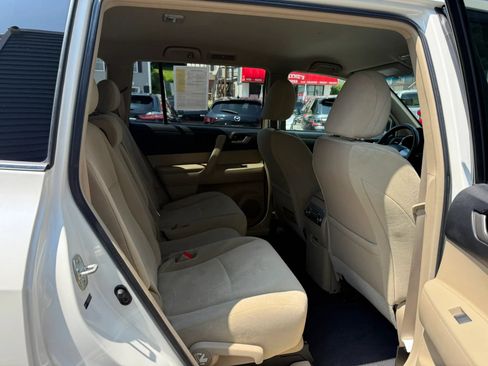 Used 2013 Toyota Highlander Plus AWD/4WD image 15