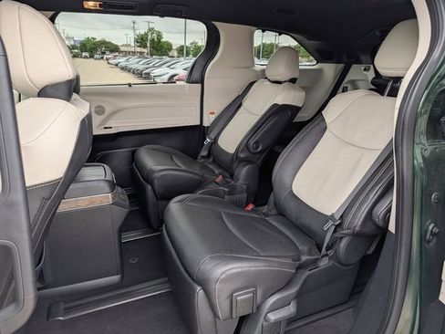 Used 2025 Toyota Sienna Platinum AWD/4WD image 27