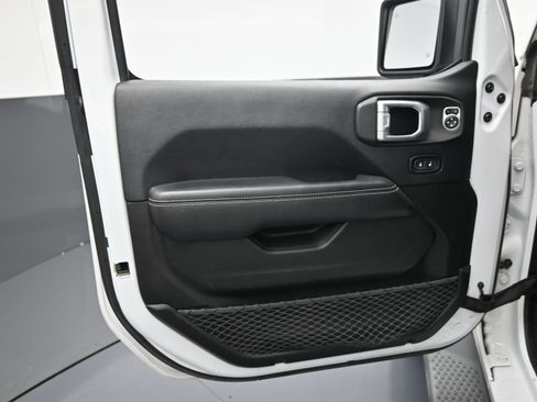 Used 2019 Jeep Wrangler Unlimited Sahara image 17