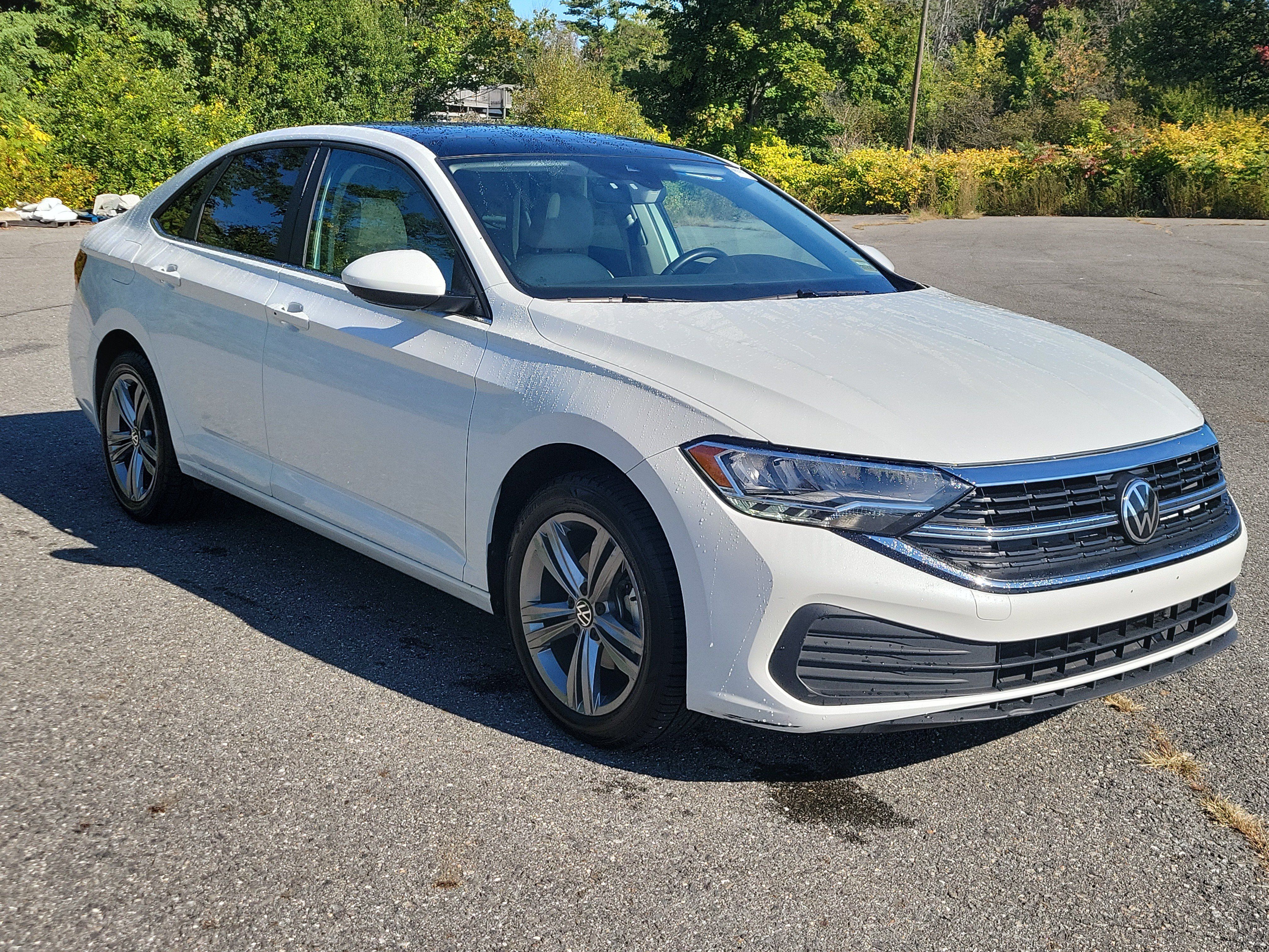 Used 2024 Volkswagen Jetta SE w/ Panoramic Sunroof Package FWD image 3