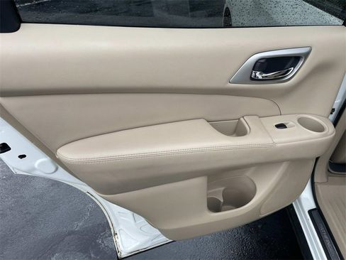 Used 2014 Nissan Pathfinder SL image 17