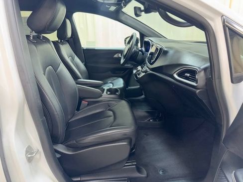 Used 2025 Chrysler Pacifica Select FWD image 47
