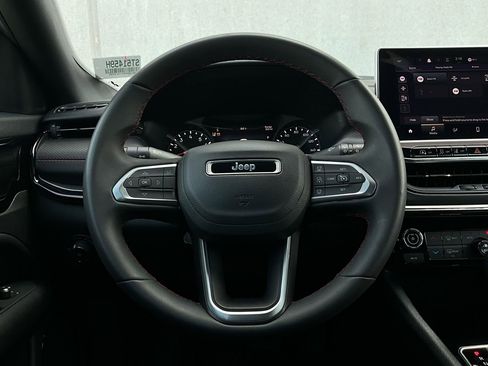 Used 2025 Jeep Compass Trailhawk image 33