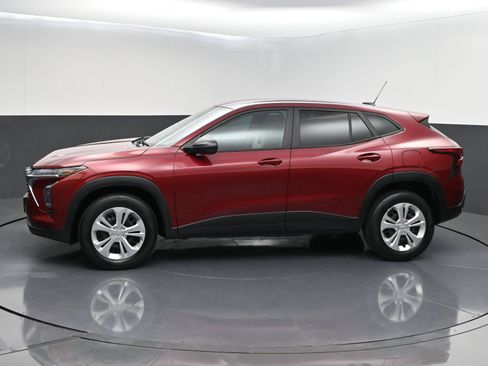 Used 2024 Chevrolet Trax LS w/ Driver Confidence Package FWD image 4