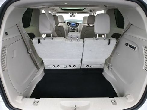 Used 2020 Chrysler Pacifica Limited FWD image 42