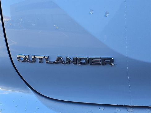 Used 2024 Mitsubishi Outlander SE image 32