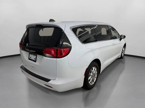 Used 2023 Chrysler Voyager LX FWD image 10